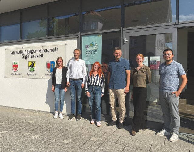 Von links nach rechts: Leonie Weis, Projektleitung Integriertes Stadtentwicklungskonzept, Die Stadtentwickler, Jörg Agthe, Erster Bürgermeister, Gemeinde Sigmarszell, Heike Kühne, Sachgebiet 34 Städtebau, Regierung von Schwaben, Florian Altmannsperger, Stv. Bürgermeister, Gemeinde Sigmarszell, Lara Hölting, Projektleiterin, endura kommunal, Gregor Bertsche, Projektleiter, Mailänder Consult.