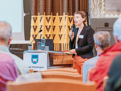 Anna Kaufmann informiert Bürgerinnen und Bürger über Windenergie.