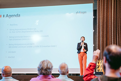 Mitarbeiterin von endura kommunal hält Präsentation